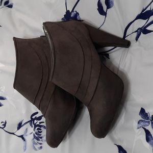Suede like heeled boots